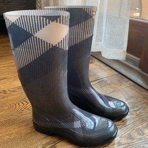 Size 39 grey/white checked Burberry rain boot